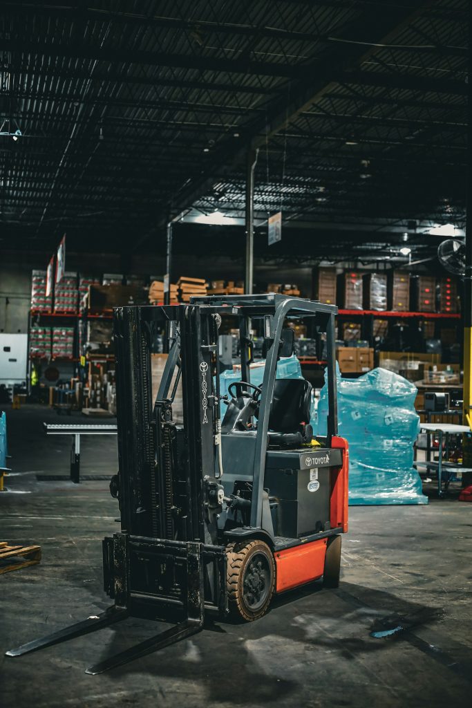 Endüstriyel tesiste forklift